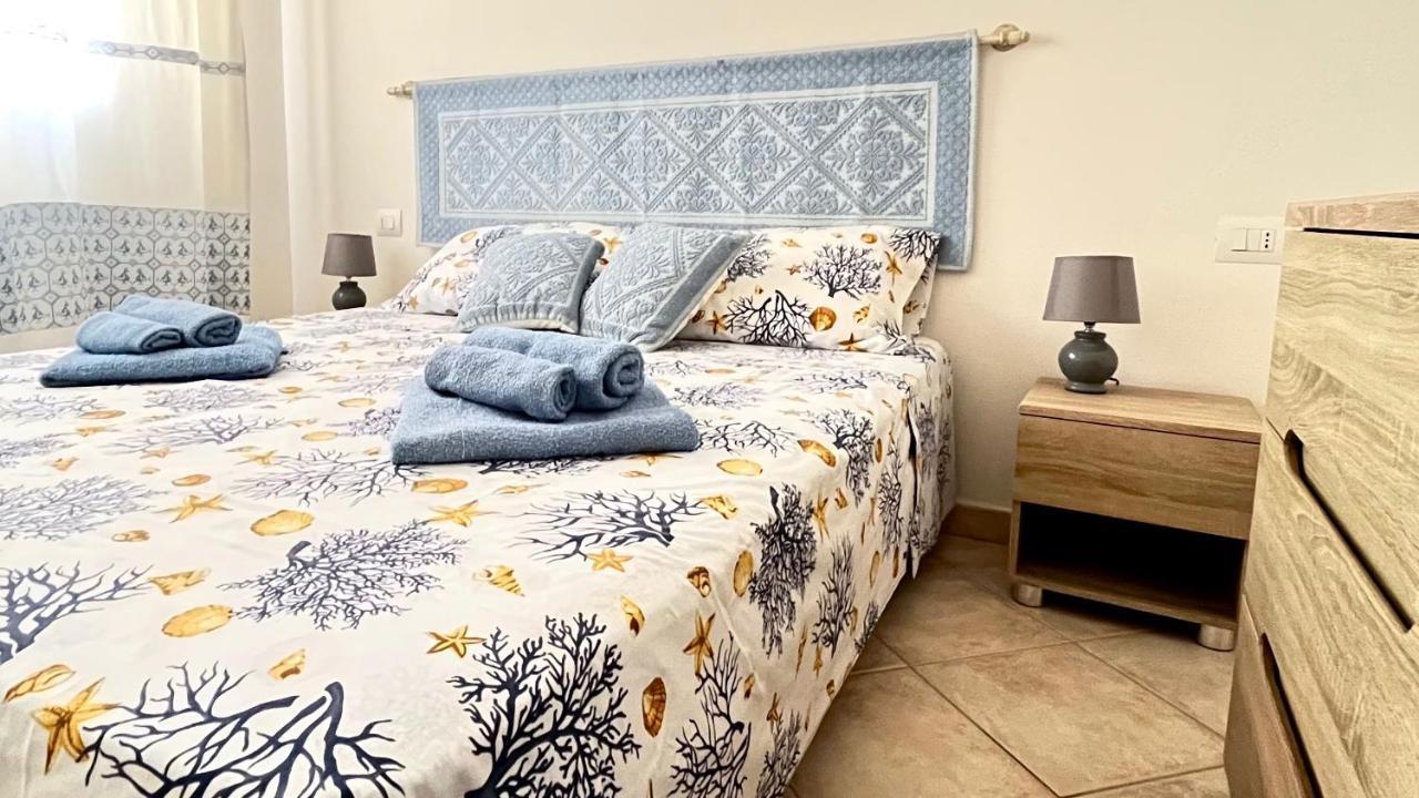 Attici Con Terrazzo Vista Mare Lägenhet Calasetta Exteriör bild