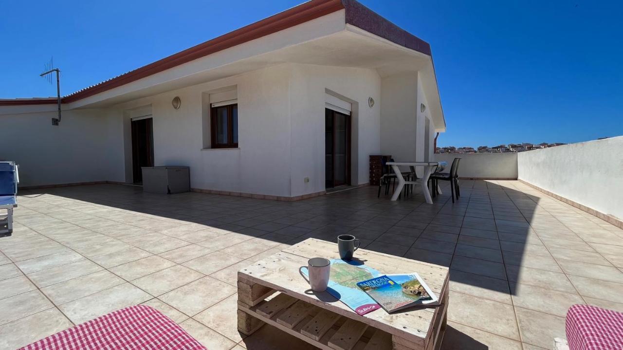 Attici Con Terrazzo Vista Mare Lägenhet Calasetta Exteriör bild