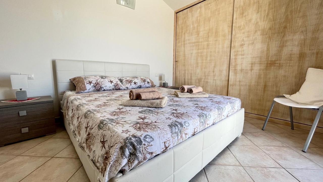 Attici Con Terrazzo Vista Mare Lägenhet Calasetta Exteriör bild