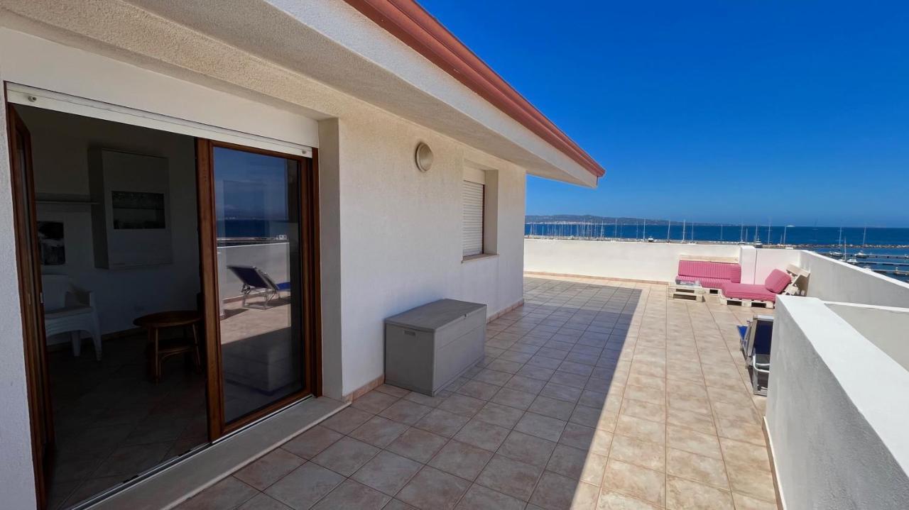 Attici Con Terrazzo Vista Mare Lägenhet Calasetta Exteriör bild