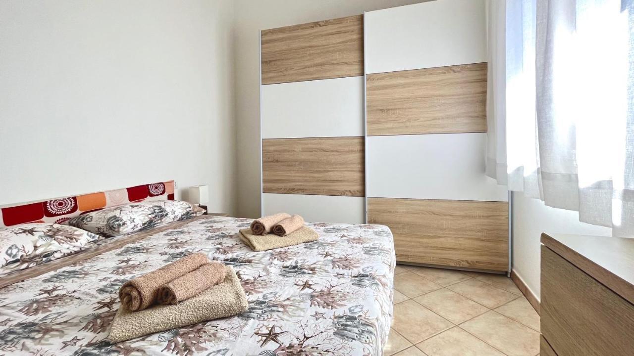 Attici Con Terrazzo Vista Mare Lägenhet Calasetta Exteriör bild