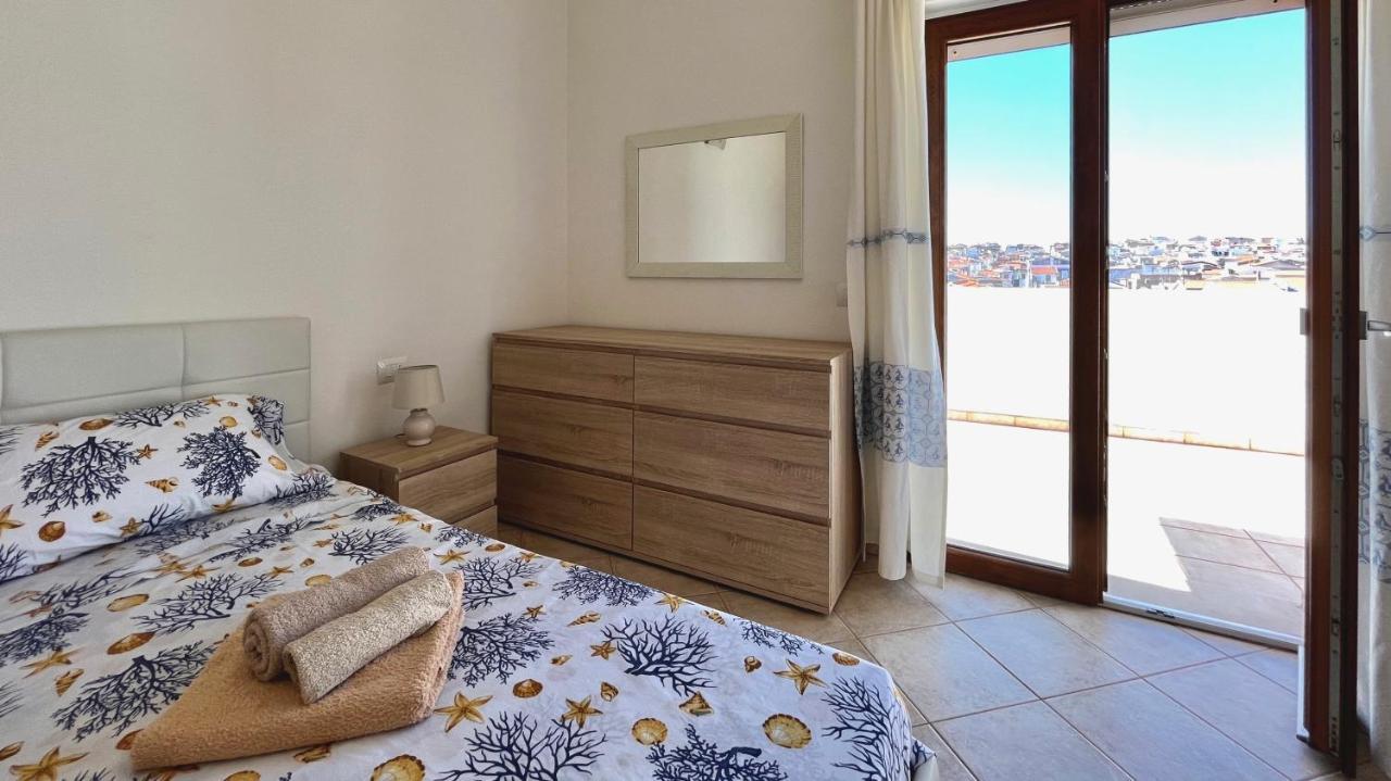 Attici Con Terrazzo Vista Mare Lägenhet Calasetta Exteriör bild