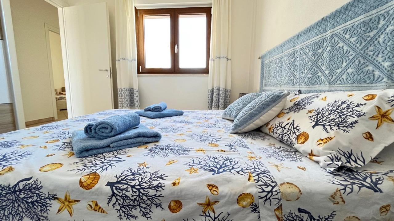 Attici Con Terrazzo Vista Mare Lägenhet Calasetta Exteriör bild